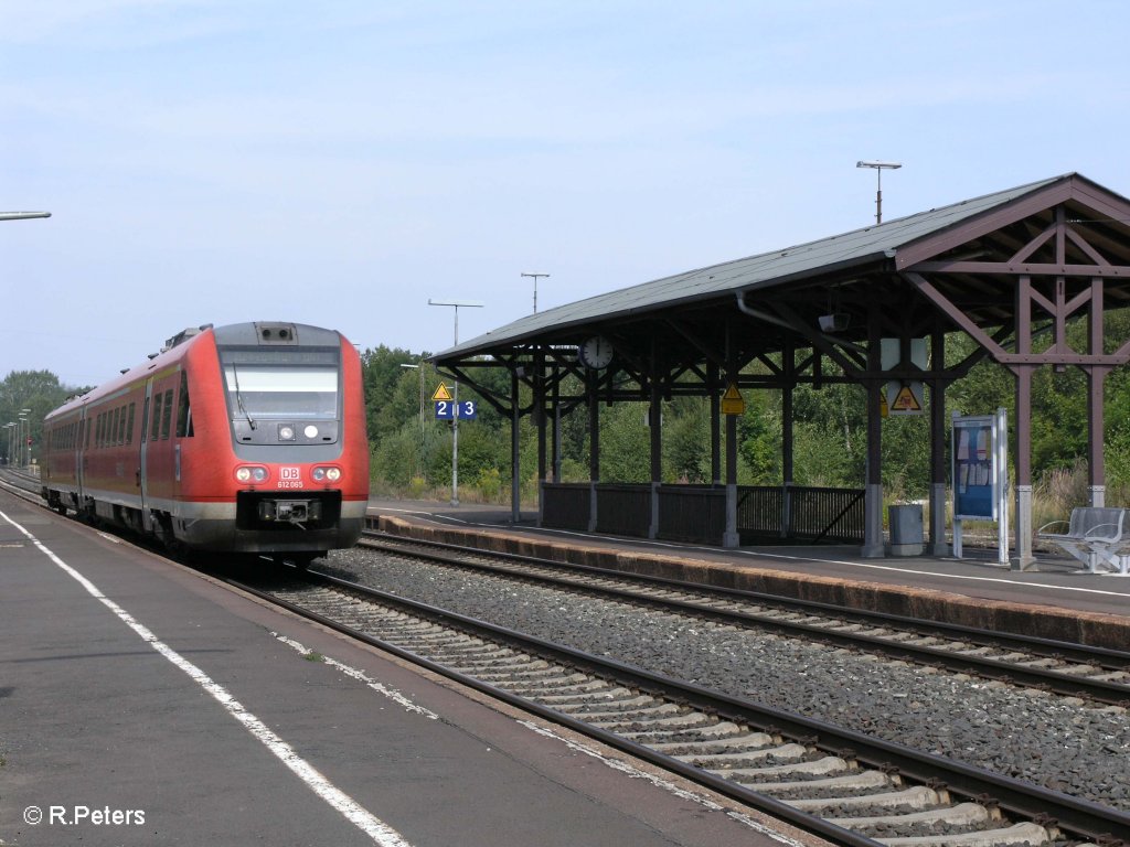 612 065-3 zieht durch Wunsiedel-Holenbrunn als RE 3693 Gera – Regensburg. 25.08.09
