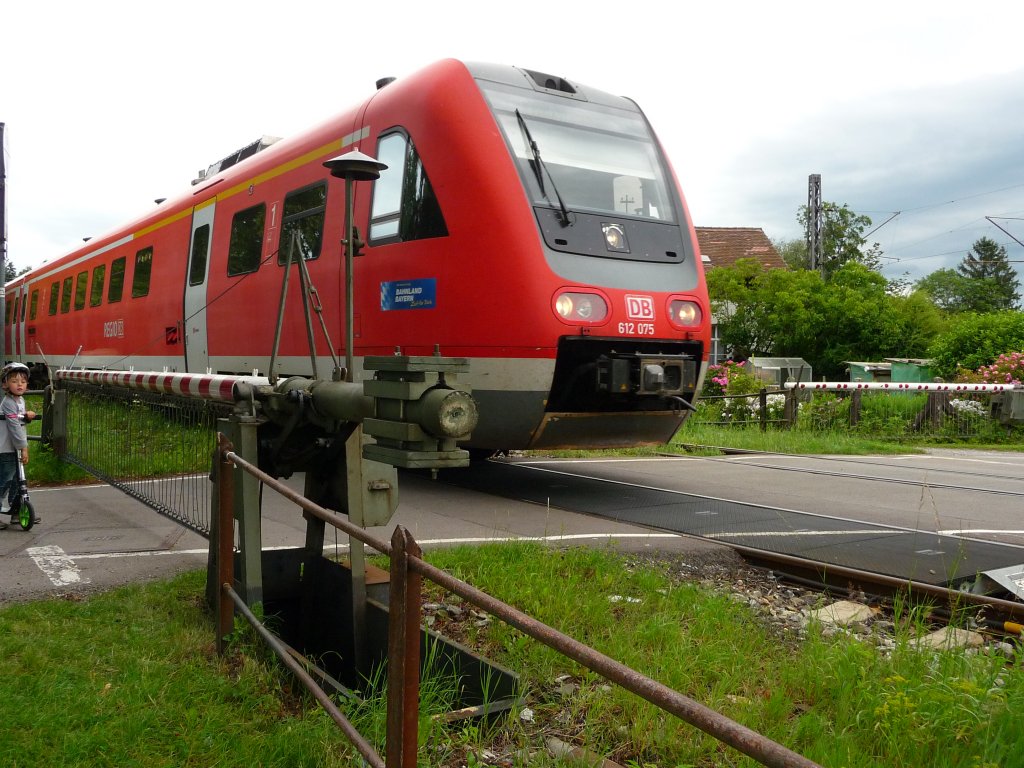 612 075 am Bahn�bergang am Bodenseedamm in Lindau.