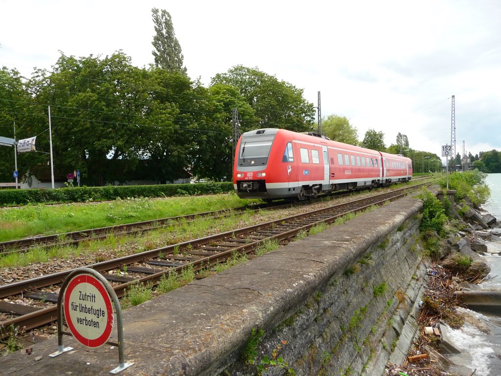 612 075 verl�sst am 12.07.2012 den Bodenseedamm in Lindau.