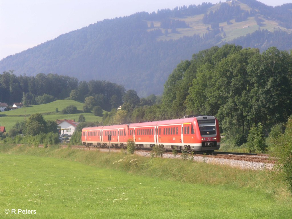 612 080 und 612 081 ziehen als RE32735 Buchloe bei Flecken kurz hinter Stein im Allg�u. 01.08.09

