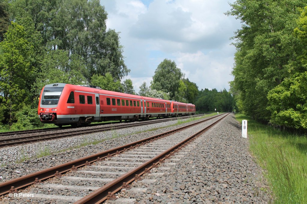 612 571 + 104 mit einen umgeleiteten IRE Franken-Sachsen-Express 3088 Dresden - N�rnberg bei Sch�nfeld. 06.06.13