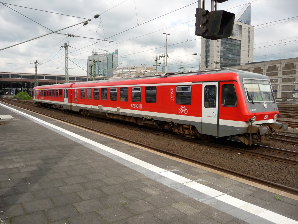 628 495 verl�sst den D�sseldorfer Hauptbahnhof als RB47. Diese Linie verkehrt eigentlich nur zwischen Solingen und Wuppertal, einzelne Z�ge sind morgens und nachmittags aber zur Anbindung ans Heimatwerk D�sseldorf-Abstellbahnhof bis D�sseldorf Hauptbahnhof durchgebunden. 03.05.2012.
RB47 -> Wuppertal-Oberbarmen