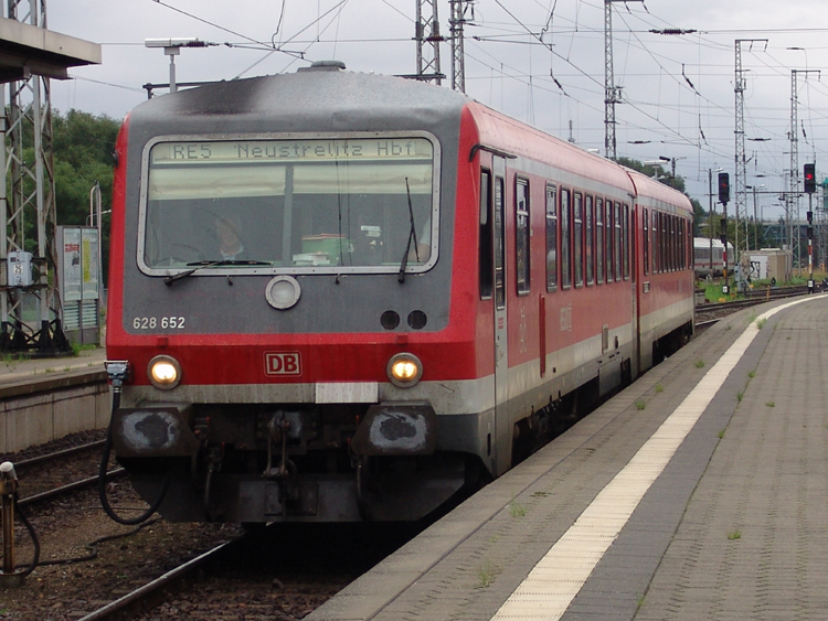 628 652 als RE5 von Stralsund nach Neustrelitz Hbf bei der Einfahrt im Bahnhof Stralsund.(28.08.10)