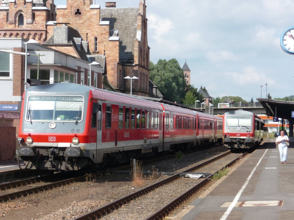 628 681 nach K�ln Hauptbahnhof und 628 674 nach Trier Hauptbahnhof am 10.08.2011 in Gerolstein.