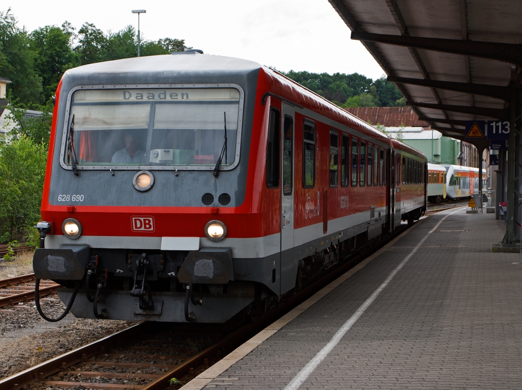 628 690 / 928 690 in Diesten der WEBA (Westerwaldbahn) steht am 17.07.2011 in Betzdorf/Sieg Abfahrtbereit in Richtung Daaden. Die Triebeinheit wurden 1995 von der DWAG Dsseldorfer Waggonfabrik AG unter den Fabriknummern 91311/91312 gebaut.