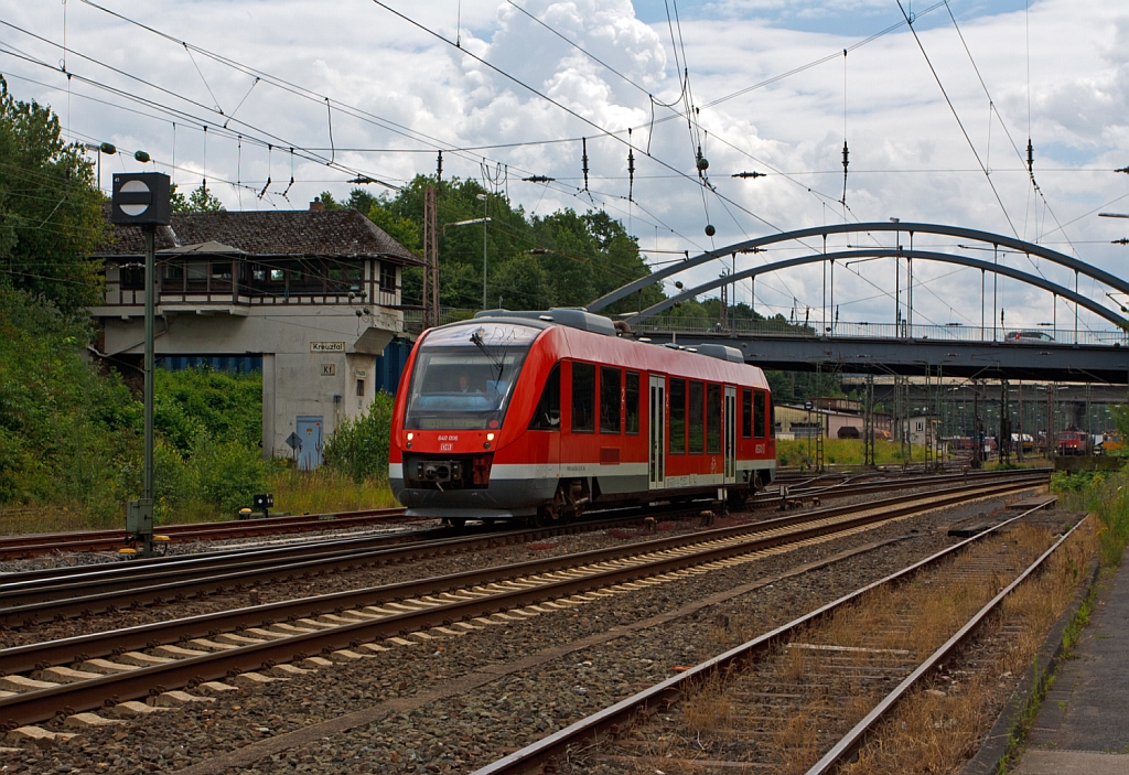 640 006 (LINT 27) der 3-Lnder-Bahn als RB 93 (Rothaarbahn) nach Bad Berleburg  am 10.07.2012 hier kurz vor der Einfahrt in den Bahnhof Kreutztal. 

Im Hintergrund das Reiterstellwerk Kreuztal Fahrdienstleiter (Kf).