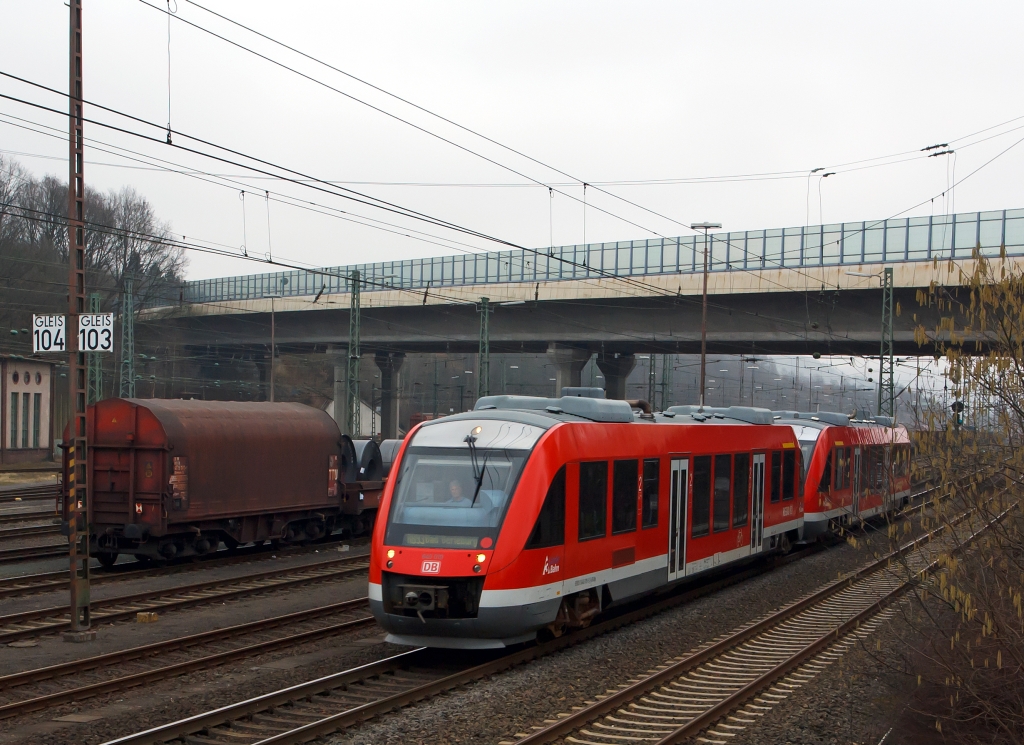 640 008 und  640 005 (zwei gekuppelte LINT 27) der 3-Lnder-Bahn als RB 93 (Rothaarbahn) nach Bad Berleburg  am 10.03.2012 hier kurz vor der Einfahrt in den Bahnhof Kreutztal.