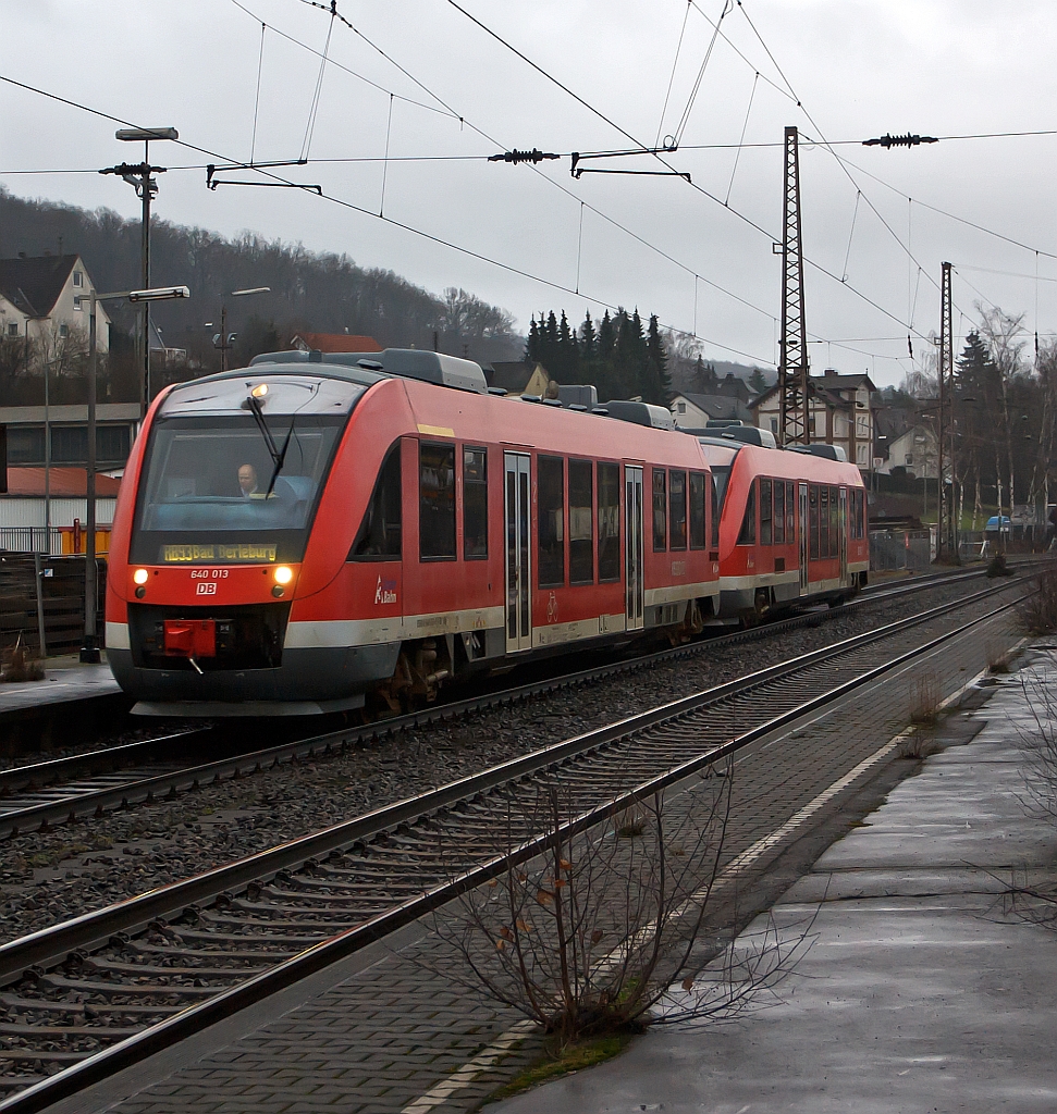 640 013 und  640 029 (zwei gekuppelte LINT 27) der 3-Lnder-Bahn als RB 93 (Rothaarbahn) nach Bad Berleburg  am 23.12.2011 kurz vor der Einfahrt in den Bahnhof Kreutztal.