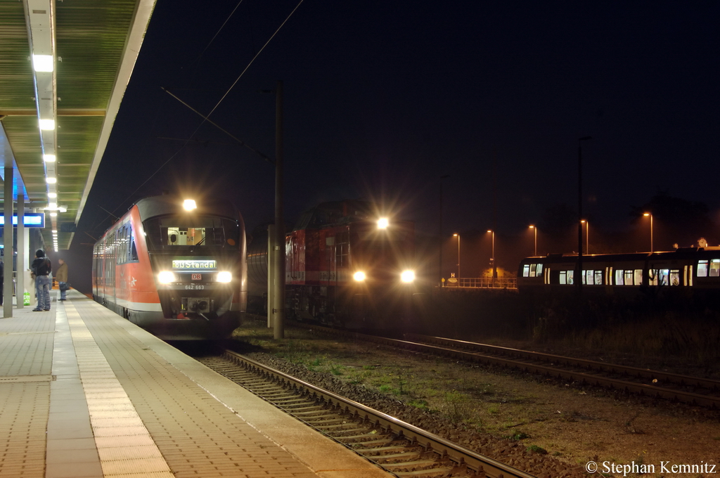 642 163/663 als RB13 (RB 17968) von Rathenow nach Stendal in Rathenow. Sie musste aber 15min sp�ter abfahren weil der RE2 (RE 37384) aus Cottbus mit +15 in Rathenow ankam. Daneben steht eine V100-Ost (202 738-4) der EBS mit einem Kesselzug f�r das Premnitzer Gewerbegebiet und wartet auf die abfahrt der MR51 nach Brandenburg Hbf. 08.11.2011