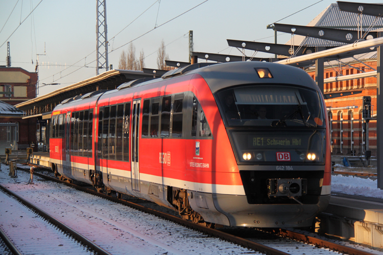 642 184 als RE1 von Ribnitz-Damgarten nach Schwerin Hbf bei der Ausfahrt im Rostocker Hbf.30.01.2012