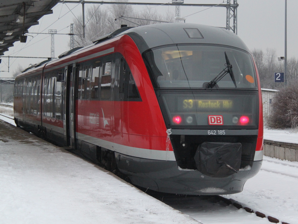 642 185-2 als S3 von Rostock-Seehafen/Nord nach Rostock Hbf kurz vor der Ausfahrt in Rostock-Seehafen/Nord.08.12.2012