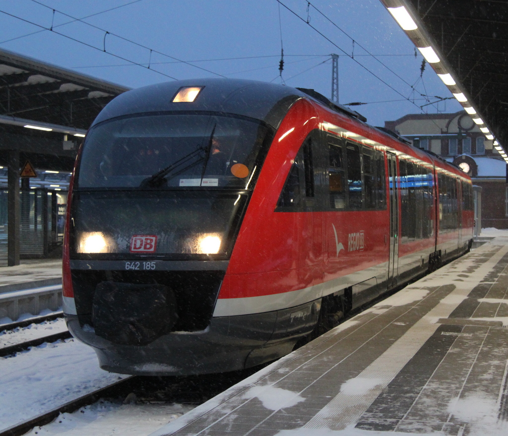 642 185 als RB12(RB 13229)von Rostock Hbf nach Graal-Mritz kurz vor der Ausfahrt im Rostocker Hbf.09.12.2012