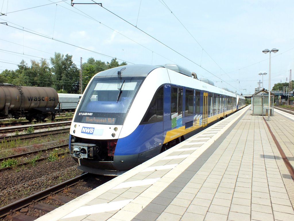 648 440 (95 80 0648 440-5+ 95 80 0648 940-4 D-NWB) und 648 443 (95 80 0648 443-9+95 80 0648 943-8 D-NWB) der NWB erreichen am 16.7.13 Gladbeck-West. Beide Triebwagen sind eigentlich am Niederrhein im Einsatz.
RB44 -> Oberhausen Hauptbahnhof