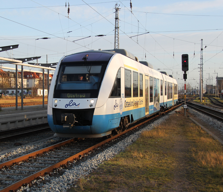 648 797-8(VT703)als OLA 79675 von Rostock Hbf nach Gstrow bei der Einfahrt im Rostocker Hbf.30.11.2011 