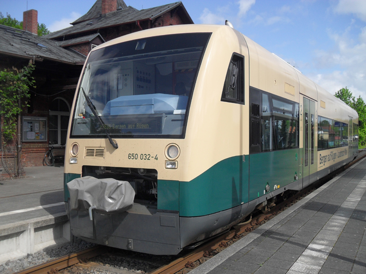 650 032-4 als PRE80100 von Lauterbach Mole Richtung Bergen auf Rgen kurz vor der Ausfahrt im Bahnhof Putbus(25.05.10)