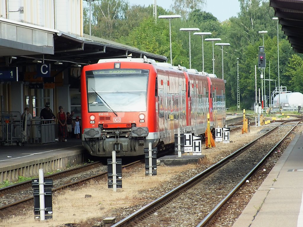 650 110 und zwei weitere 650er stehen am 3.8.13 als RB nach Radolfzell in Friedrichshafen. [Das nchste Jubilum: Das 285.000ste Bild auf den startbilder-Seiten]