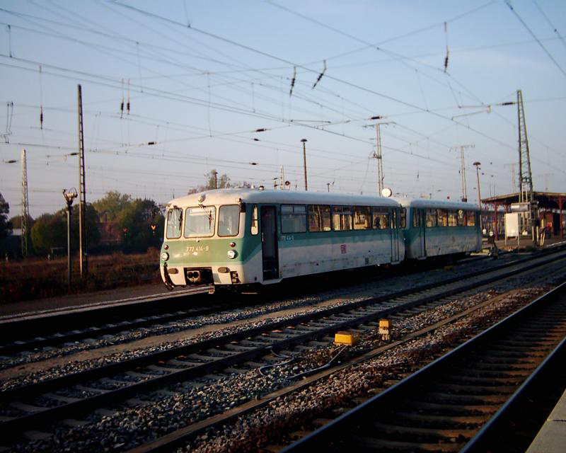 772 414-9+972 709-0 als RB von Stendal Richtung Tangermnde kurz vor der Ausfahrt im Bahnhof Stendal.(19.03.2003)es ist leider das einzige Ferkeltaxen Bild das ich in Stendal machen konnte.