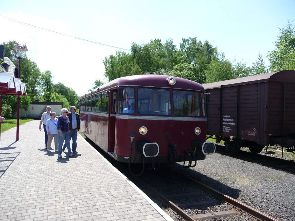 798 760 der Vulkaneifelbahn (VEB) ist am 05.06.2010 am Endpunkt der Kasbachtalbahn in Kalenborn am Rande des Rheintals angekommen und wartet auf seine R�ckfahrt nach Linz (Rhein).