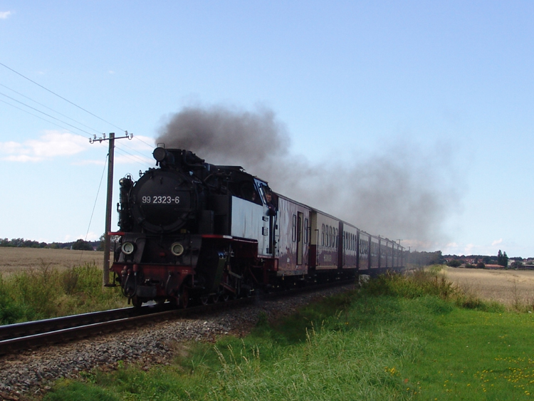 99 2323-6 mit MBB14625 von Ostseebad Khlungsborn West Richtung 
Bad Doberan kurz vor dem Haltepunkt Steilkste/Wittenbeck.(05.09.10)