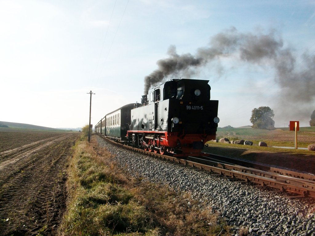 99 4011 an einem abgeernteten Feld bei Seelvitz am 23.Oktober 2010 vorbei nach G�hren.