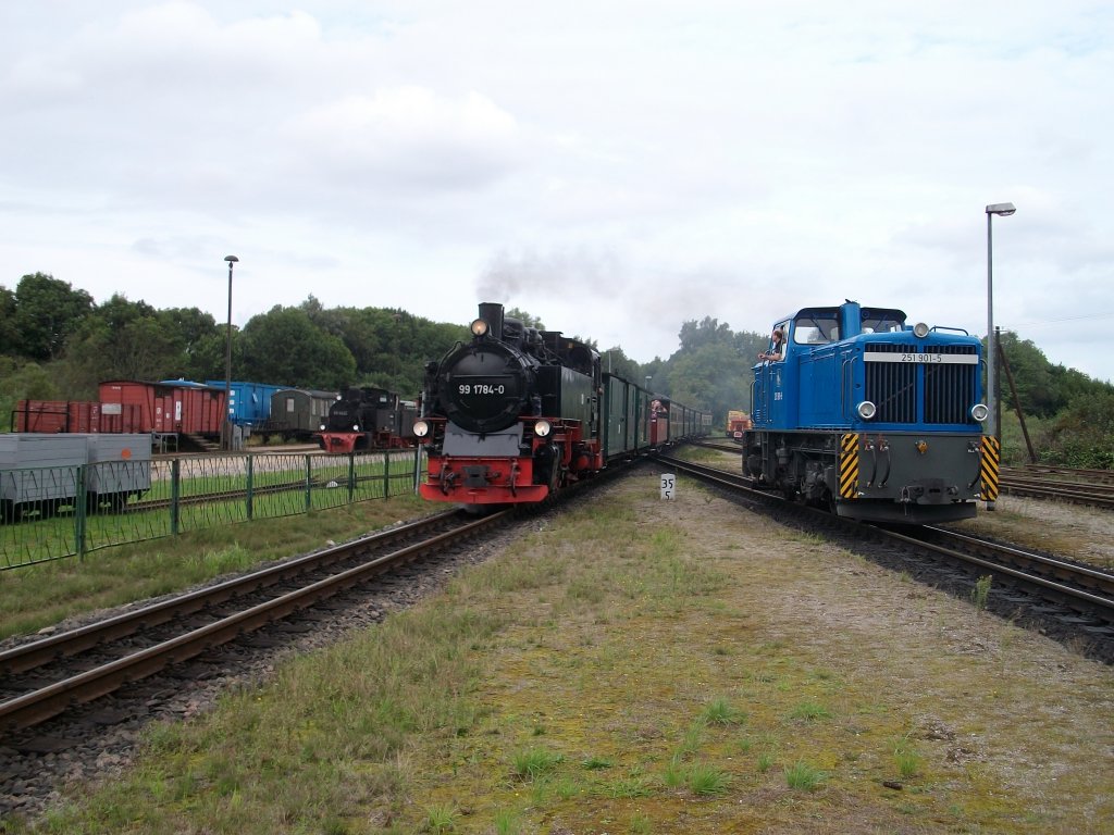 99 4652 links,99 1784 und die wartene 251 901 am 26.August 2010 in Putbus.