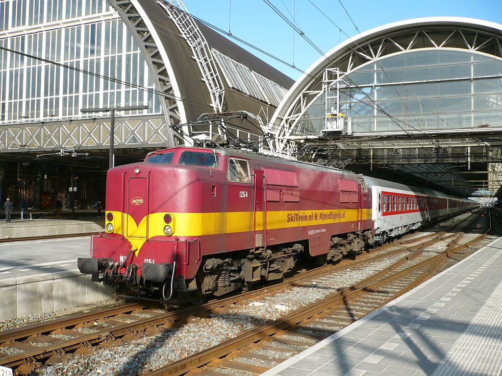 ACTS lok 1254  Ir. Hoekwater  mit City Night Line 418 in Amsterdam Centraal Station 18-04-2013.

ACTS locomotief 1254  Ir. Hoekwater  met aangekomen City Night Line trein 418 Amsterdam CS 18-04-2013.