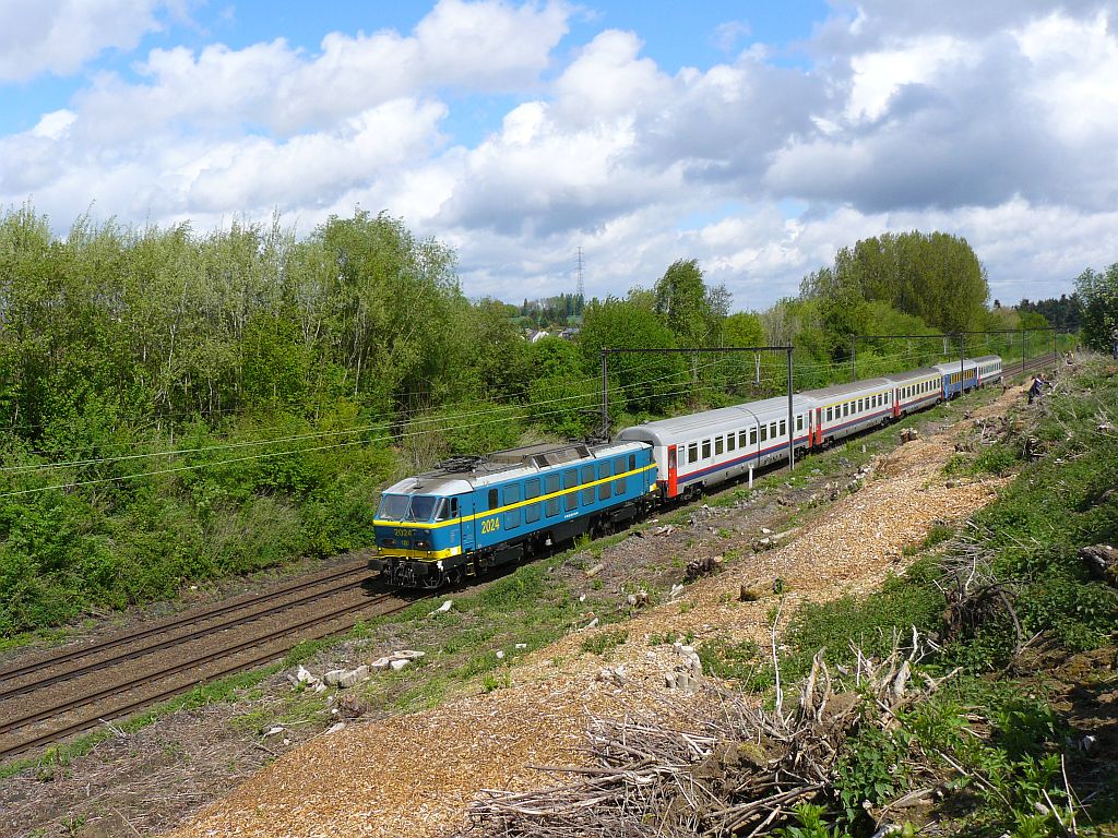 Afscheidsrit NMBS reeks 20 georganiseerd door de TSP. NMBS loc 2024 hier bij Sthoux, 11-05-2013. 