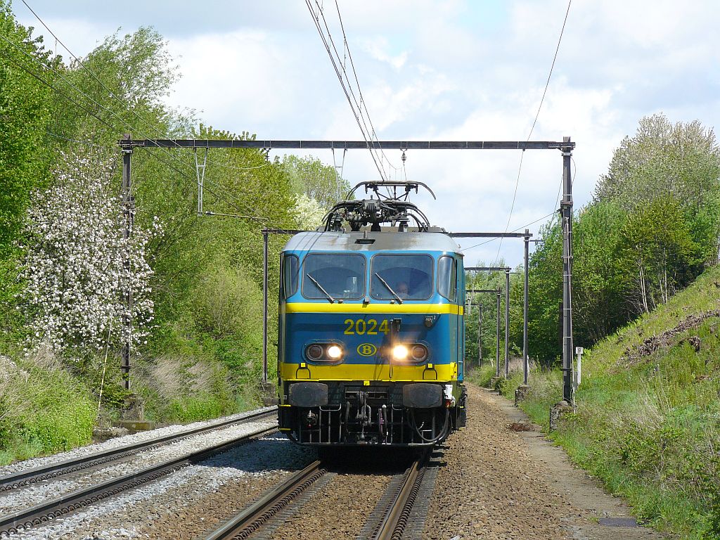 Afscheidsrit NMBS reeks 20 georganiseerd door de TSP. NMBS loc 2024 Hennuyres 11-05-2013. 