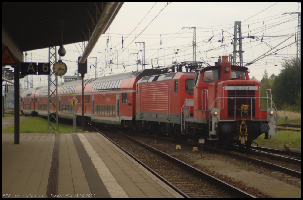 Alltag in Rostock Hauptbahnhof. 362 755-1 schiebt angekommene Regio-Züge in das angrenzende Bw oder holt sie von dort und stellt sie bereit. Am 03.10.2011 wird der RE5 aus Berlin nach seiner Ankunft ins Regio-Bw geschoben