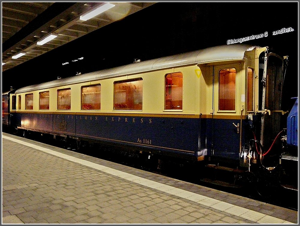 Als Entschdigung fr den Schneesturm am Bernina Pass, durften wir abends ganz vornehm (aber ohne Krawatte) im RhB Pullman Wagen As 1161 dinieren. 24.12.09 (Jeanny) 