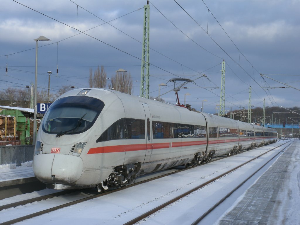 Als ICE 1515 von Binz nach M�nchen fuhr,am 08.Dezember 2012,der 411 002-9 der hier im verschneiten Bergen/R�gen hielt.