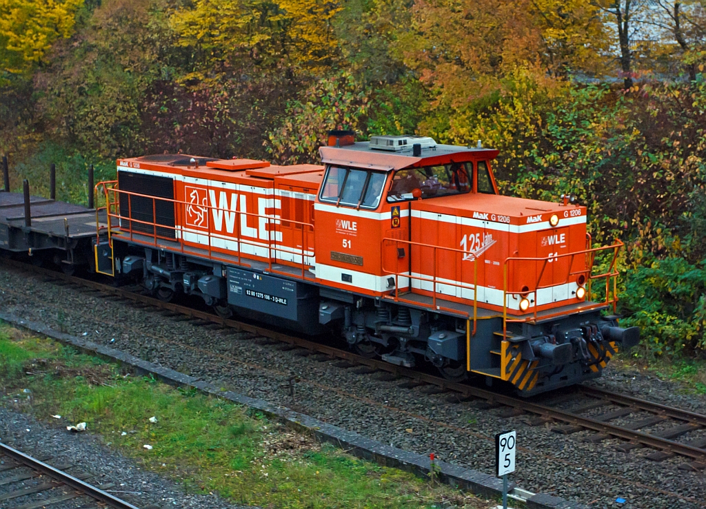 Als Lokportrait - Die WLE (Westflische Landes-Eisenbahn) Lok 51  Kreis Warendorf  (eine MaK G 1206) kommt mit leeren Gterzug (Schwerlastwagen) von Burbach-Holzhausen ber die Hellertalbahn (KBS 462), hier am 25.10.2012 in Herdorf (km 90,5) kurz vor der Brcke Wolfsweg. Die Lok wurde 2002 bei Vossloh unter Fabriknummer 1001150  gebaut. Die komplette NVR-Nummer ist 92 80 1275 106-3 D-WLE.