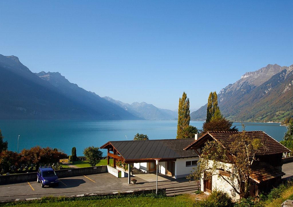 Am 02.10.2011 mit der RB der zb von Brienz nach Interlaken. Hier bei Brienz West der Blick aus dem Zug �ber den Brienzersee Richtung Interlaken.