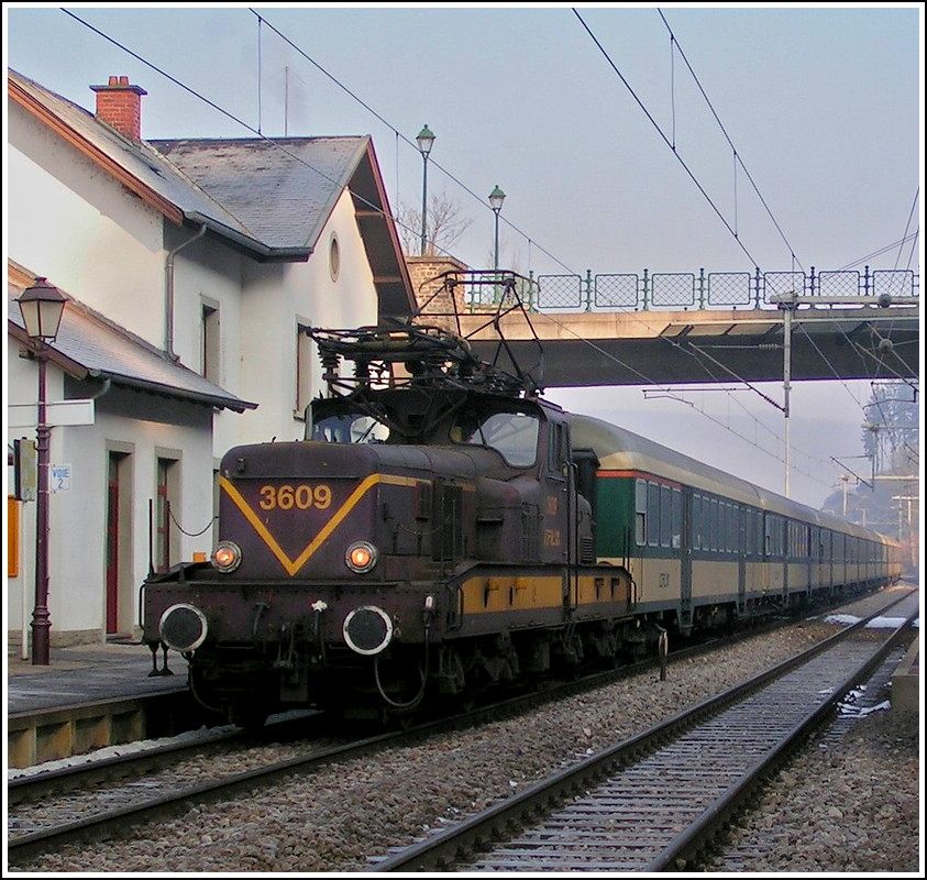 Am 03.03.2004 war die Welt fr die Fans der 3600er noch in Ordnung. BB 3609 erreicht im Regelverkehr den Bahnhof von Clervaux mit dem morgendlichen Nahverkehrszug Troisvierges - Luxembourg. (Hans)