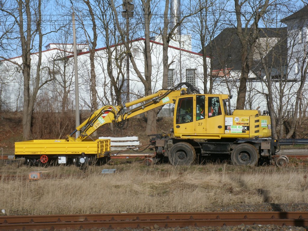 Am 03.M�rz 2012 stand dieser Zweiwegebagger mit einem Skl-Anh�nger auf dem Ladegleis in Bergen/R�gen.