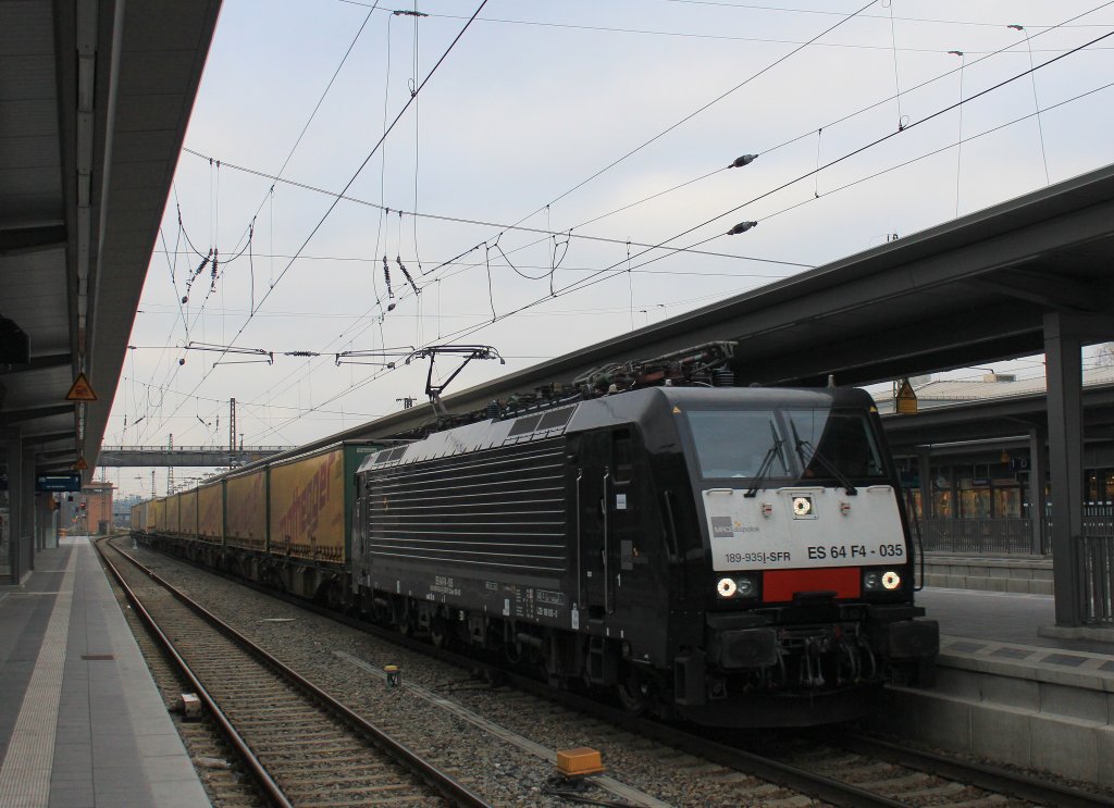 Am 1. Dezember 2012 duchfhrt ES 64 F4-035 mit einer  ROLA  den Rosenheimer Bahnhof in Richtung Brenner.