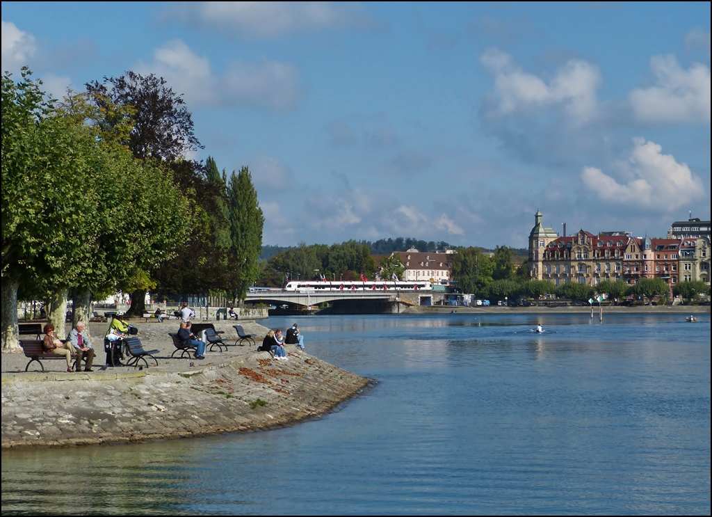 Am 13.09.2012 waren die Bnke am Seeufer in Konstanz gut besetzt, als ein Seehas ber die Rheinbrcke in Richtung Konstanzer Bahnhof fuhr. (Jeanny)
