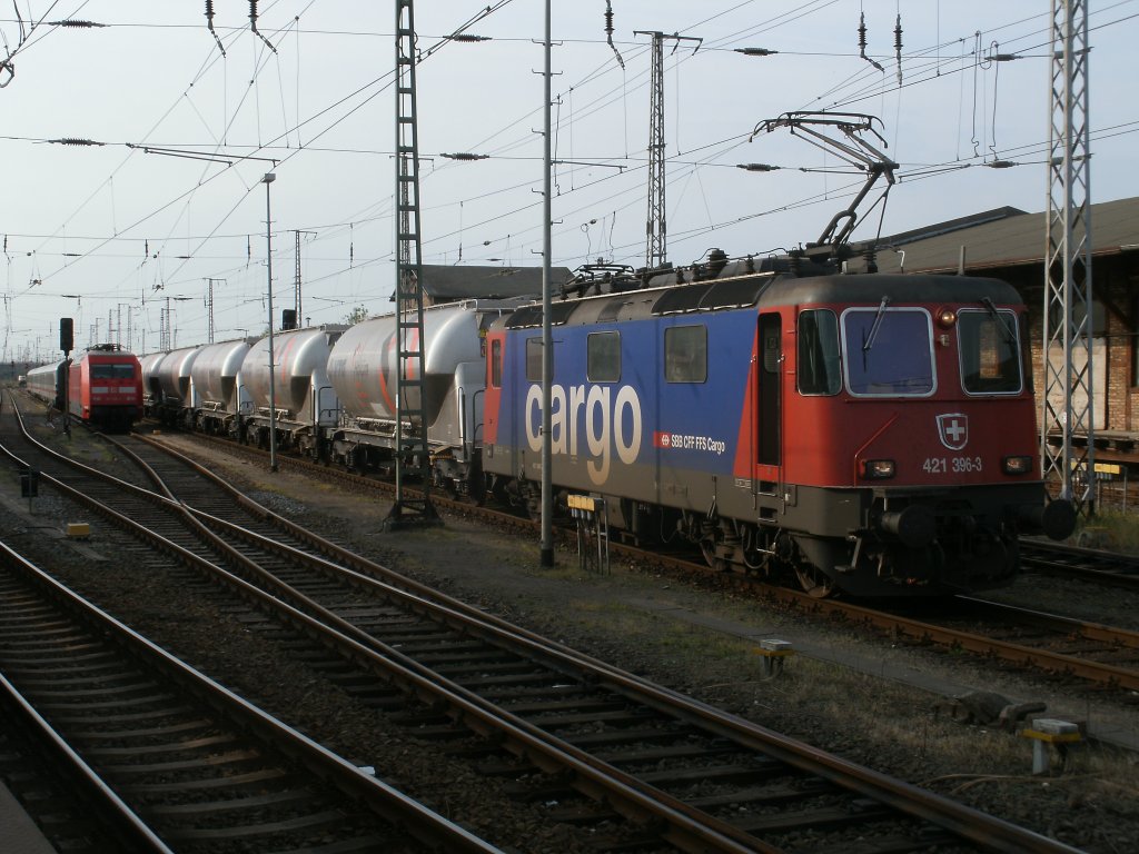 Am 14.Mai 2011 wartete Re421 396-3 in Stralsund,mit dem Leerzug Mukran-L�gerdorf,auf Ausfahrt.