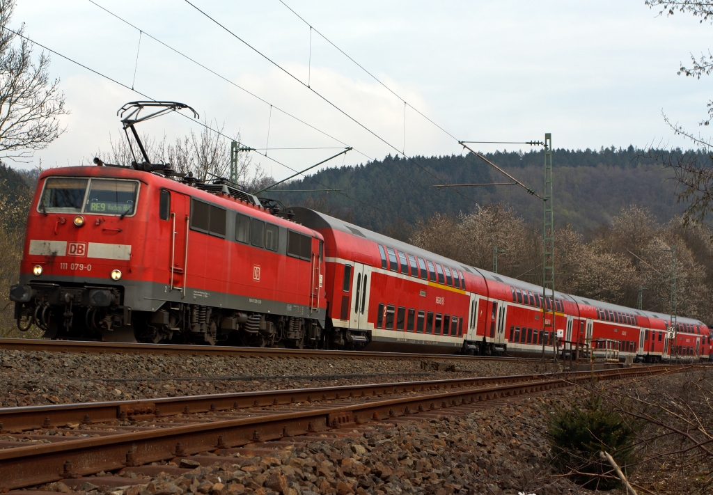 Am 15.04.2012 kurz hinter Betzdorf/Sieg: Der RE 9 (Rhein-Sieg-Express) im Sandwich fhrt Richtung Kln, gezogen von 111 079-9 und geschoben von 111 010.