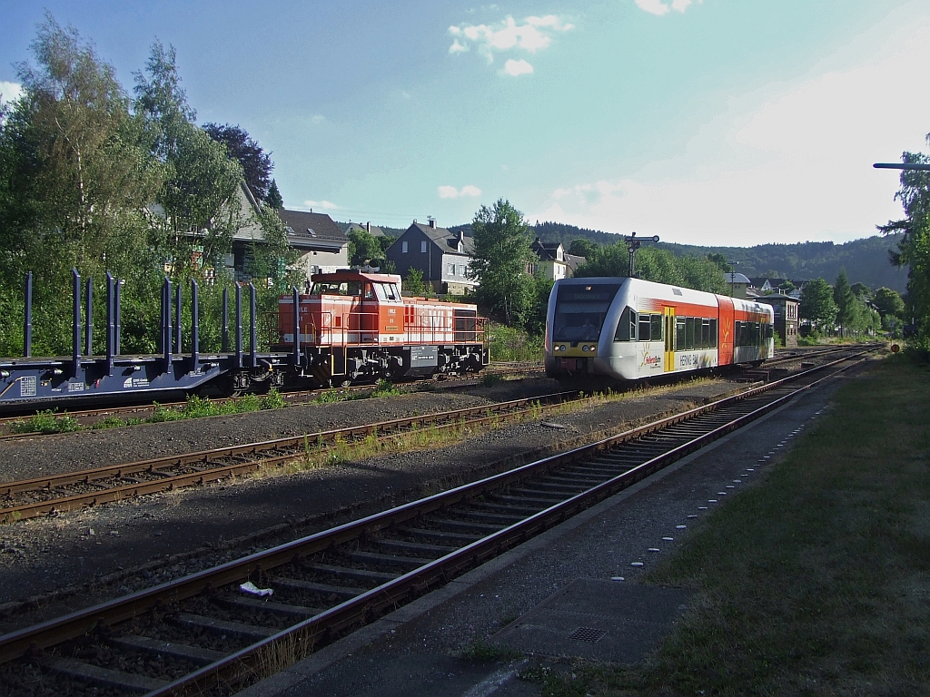Am 15.07.2010  die Hellertalbahn mit Stadler GTW 2/6, von Betzdorf in den Bahnhof Herdorf ein. Fr die WLE (Westflische Landes-Eisenbahn) Lok 51 (eine MaK G 1206) steht das Signal noch auf  halt .