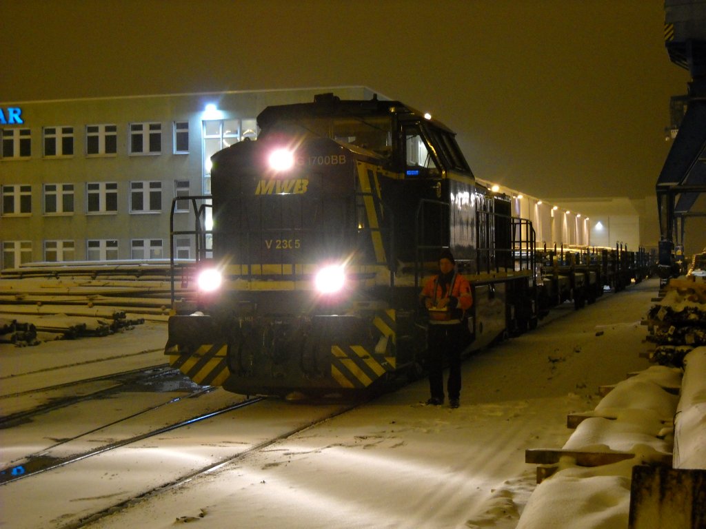 am 17.1.2010 steht V2305 der Mittelweserbahn im Seehafen Wismar und wartet auf beladung mit Langschienen aus Spanien um sie nach B�tzow ins OBW zubringen.