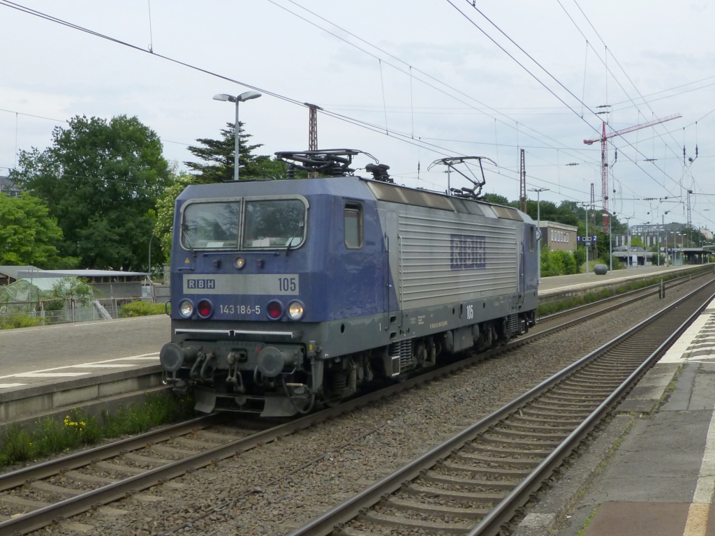 Am 17.6.2013 durchfhrt RBH 105 [ex-DB 143 186] Wuppertal-Oberbarmen.