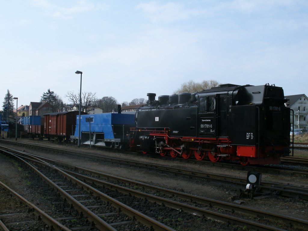 Am 21.April 2012 sah es so aus als wrde 99 1781-6 einen Gterzug in Putbus bespannen in Wirklichkeit steht die Lok abgestellt in Putbus.