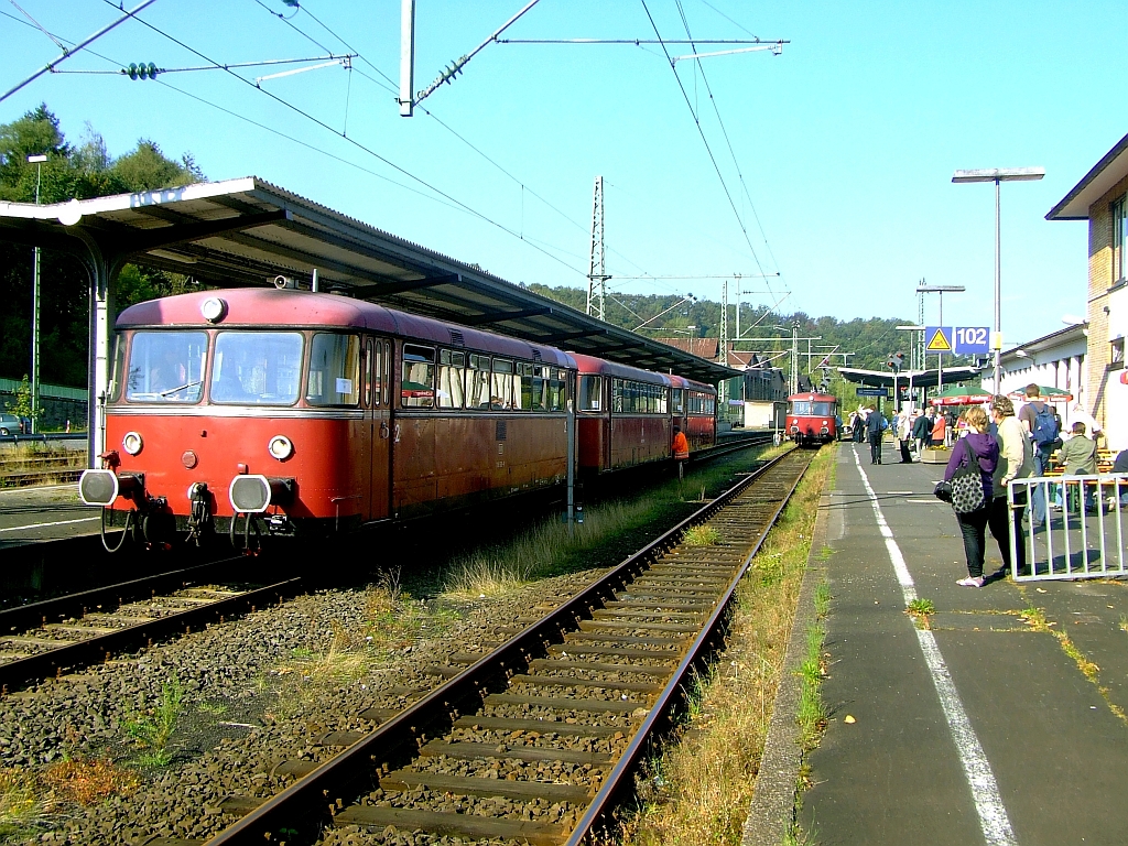 Am 27. Sept. 2009 feierte die Hellertalbahn ihr 10-jhriges Bestehen. Aus diesem Anlass verkehrten nochmals die roten Schienenbusse VT 98 (DB 798), der Oberhessischen Eisenbahnfreunde, mit Sonderfahrplan auf der Strecke (KBS462) zwischen Betzdorf und Dillenburg. Hier im Bahnhof Betzdorf war es nochmal wie in den frhen 1990er-Jahren.