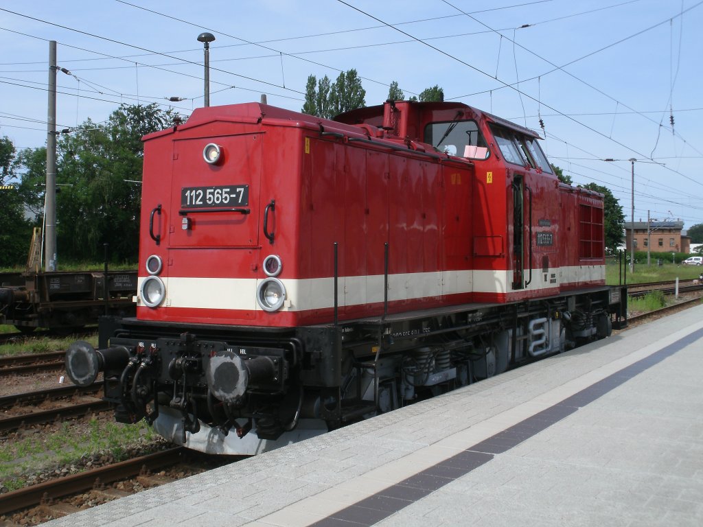 Am Bahnsteig in Bergen/R�gen stand,am 15.Juni 2011,die PRESS 112 565. 