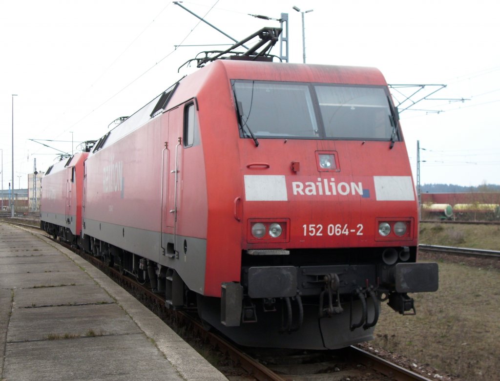 Am ehmaligen Haltepunkt Mukran-Mitte wartete 152 064,am 14.April 2008,auf ihre R�ckleistung Richtung Festland.