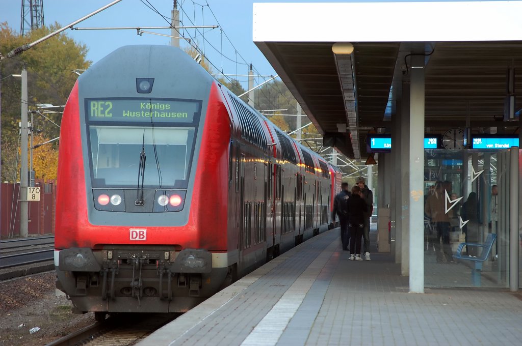 Am Gleis 1 des Rathenower Bahnhof steht der RE2 (RE 38175) nach Knigs Wusterhausen. 23.10.2010