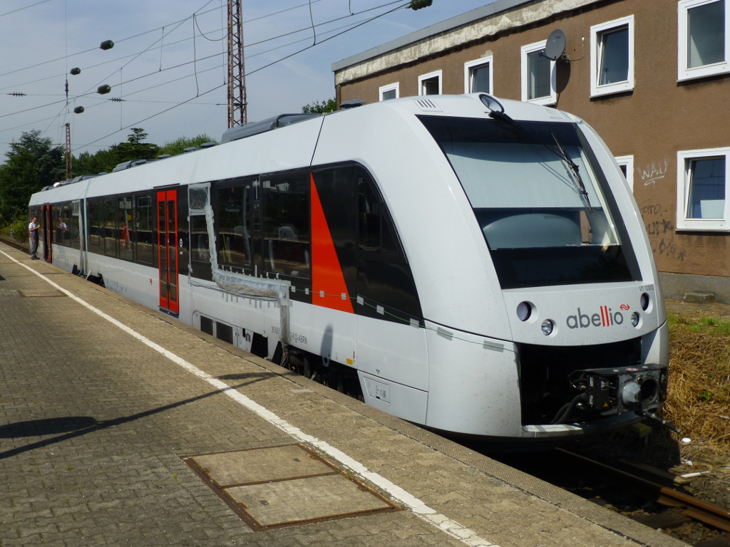 Am Mittag des 17.07.13 hlt VT 12003 der Abellio in W-Oberbarmen. Wie man an den zahlreichen Kabeln an der Fahrzeugauenseite erkennen kann, befindet er sich dabei auf einer Testfahrt, denn solche LINT 41 werden ab Dezember 2013 den Dienst auf der RB 47, die dann S 7 heien soll, versehen.