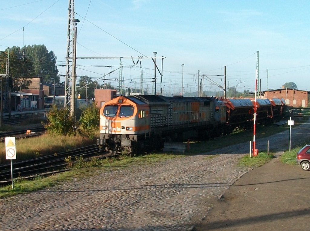 Am Morgen vom 22.September 2010 stand hvle-Tiger V330.1 mit einem Kieszug auf der Ladestra�e von Bergen/R�gen.