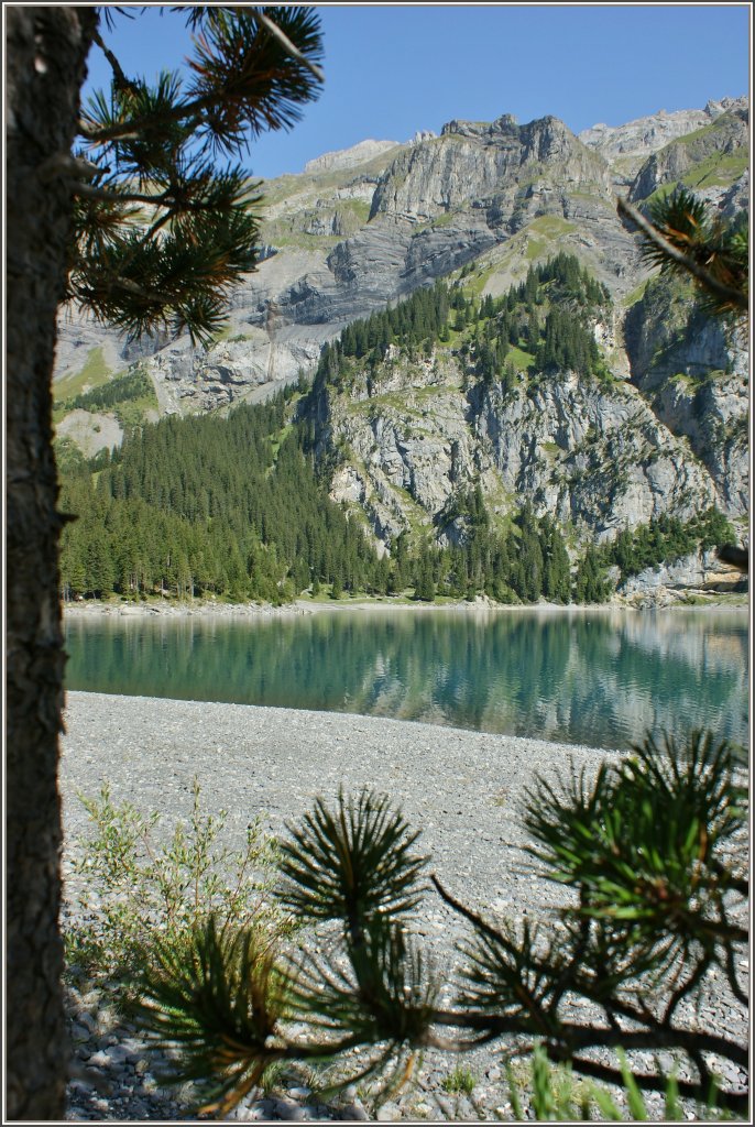 Am Ufer des Oschinensee's herrscht noch morgendliche Ruhe.
(22.08.2011)